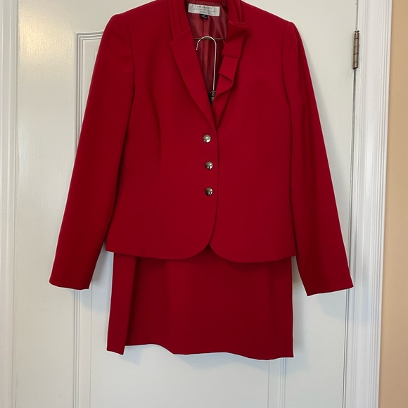 2 piece suit by Tahari. - Picture 1 of 1